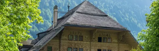 Chalets, cloches et Balthus: Un village magnifique dans les Pré-alpes