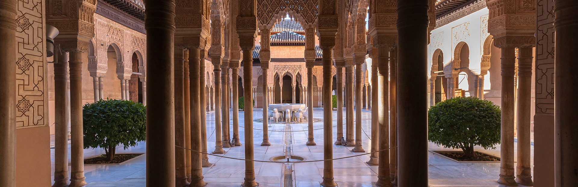 Image of Los Palacios Nazaríes y Carlos V: Un Recorrido por la Alhambra en Context
