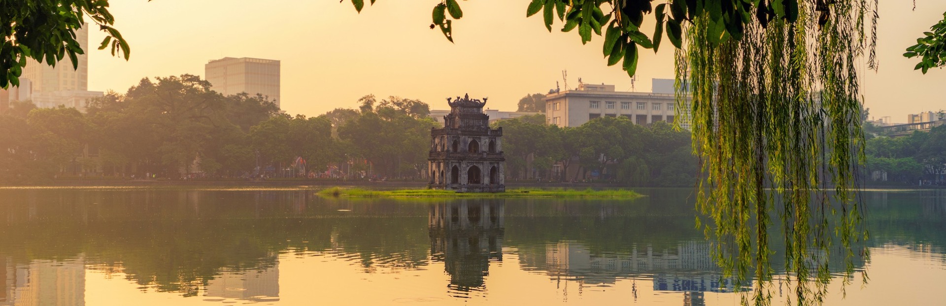 Image of Đền và Rồng: Đi bộ tham quan Hồ Hoàn Kiếm và Lịch sử của Hà Nội