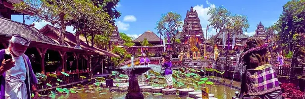 Ubud Center Walking Tour: Art Market, Palace and Hidden Museums