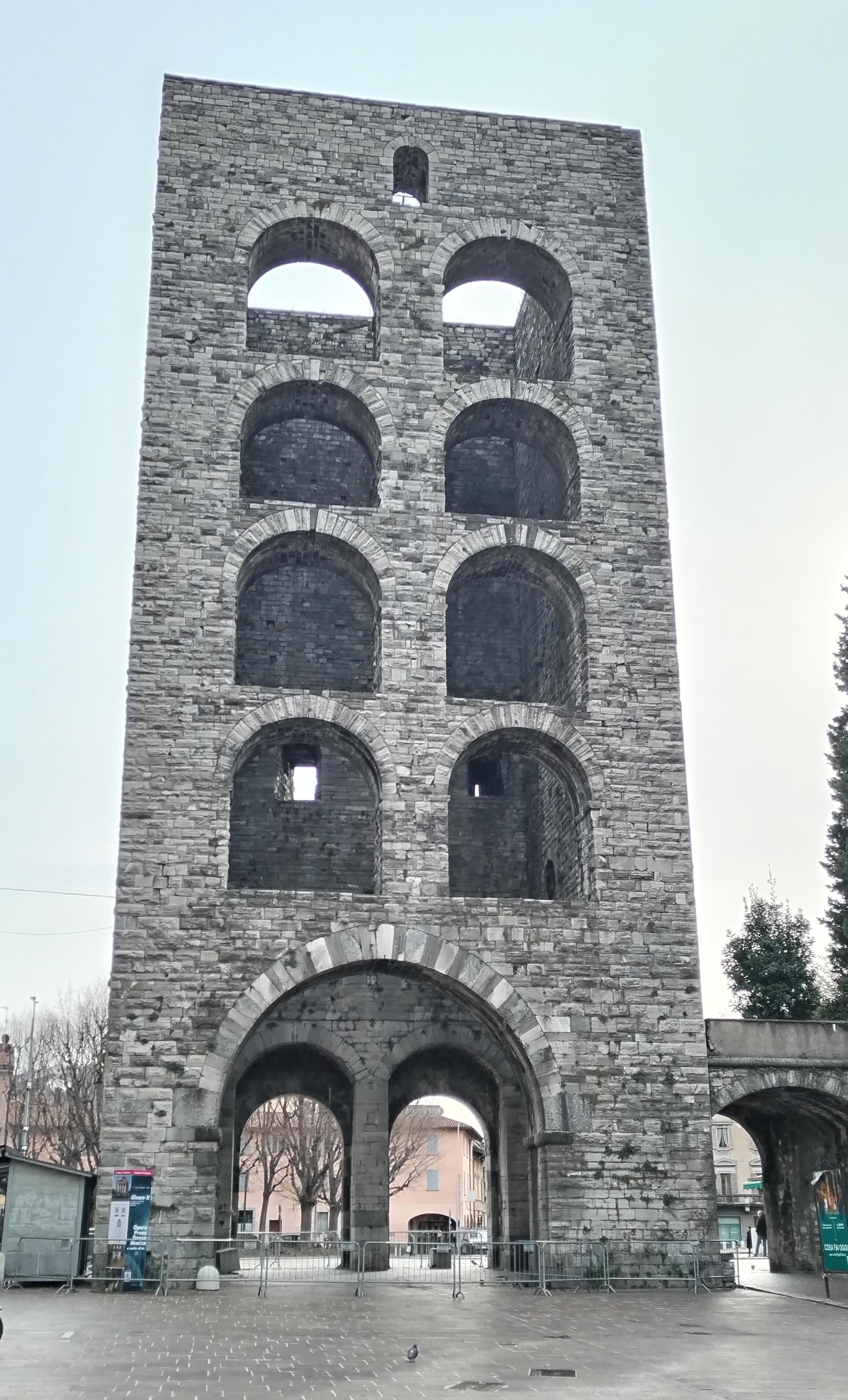 Porta Torre and city walls, Largo Gianfranco Miglio, InSeta InComo