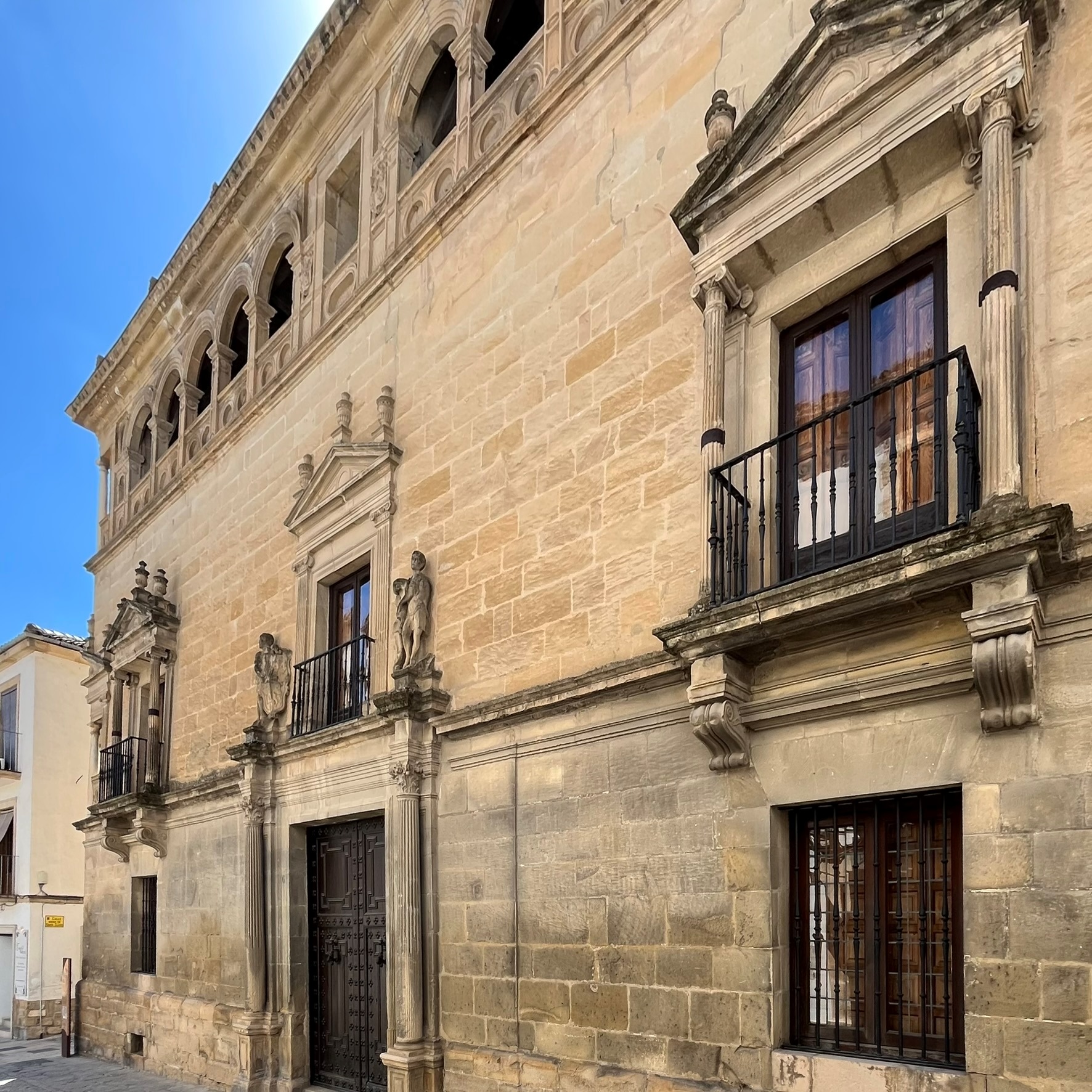 palacio-vela-de-los-cobos-beda-self-guided-audio-tour-app-voicemap