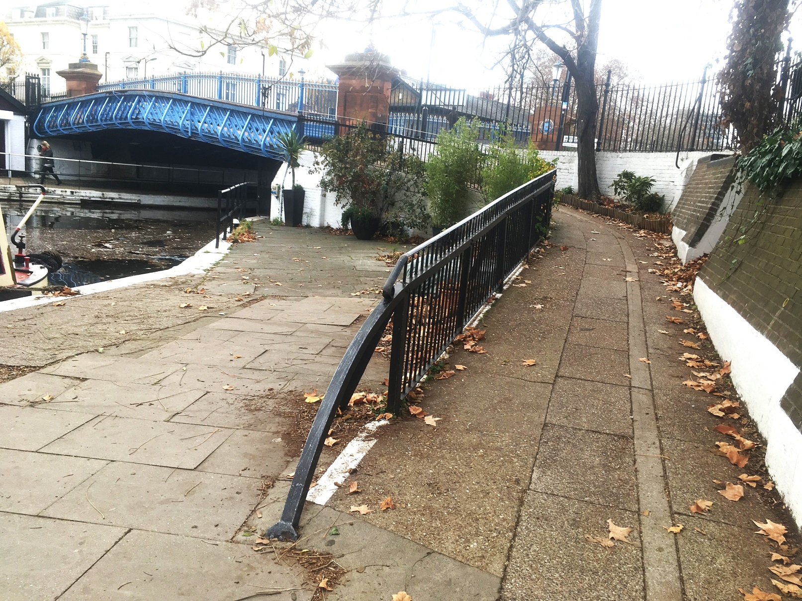 Ramp up to footbridge » London audio guide app » VoiceMap