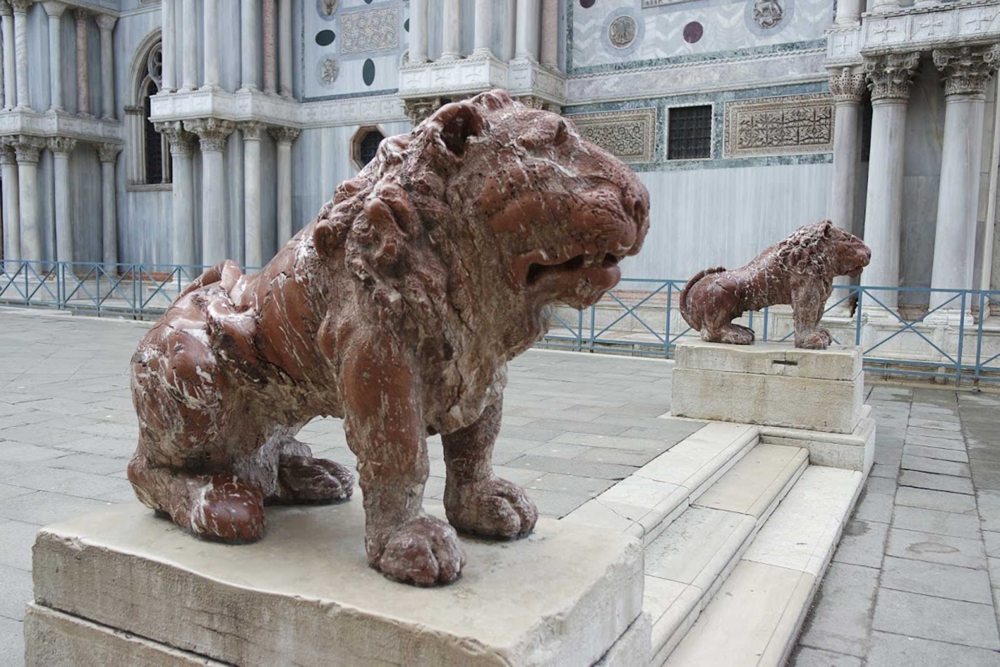 メディチライオンの像 ヴァッカ と ファンチェッリ (2 lions) Piazzetta dei Leoncini » Venice self-guided audio tour app » VoiceMap